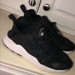 Black Nike Huaraches